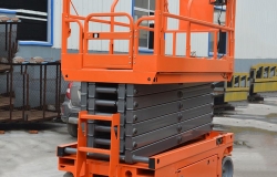 自行走式液压升降机(自行式液压升降机价格)